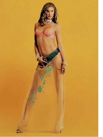 Mε διάφανη φούστα Fendi και σουτιέν Agen...