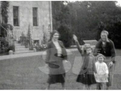 Η βασίλισσα Ελισάβετ εμφανίζεται να χαιρ...