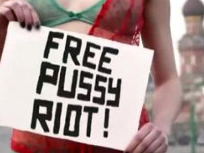 Μοντέλο με κόκκινα εσώρουχα «διαμαρτύρετ...