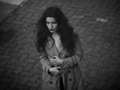 H Eλληνίδα που θα γίνει κορίτσι του J. B...