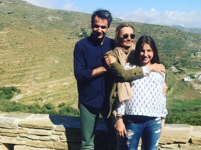 Ο Κυριάκος Μητσοτάκης ποζάρει χαλαρός στην Τήνο