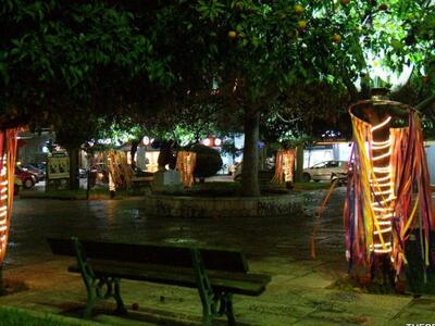 Αυτή η κεντρική πλατεία της Πάτρας «ντύθ...