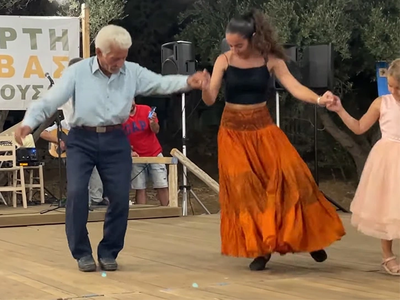 Viral ο 89χρονος που χόρεψε με την εγγον...