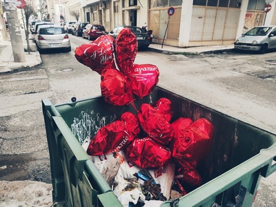Όταν η αγάπη καταλήγει στα σκουπίδια