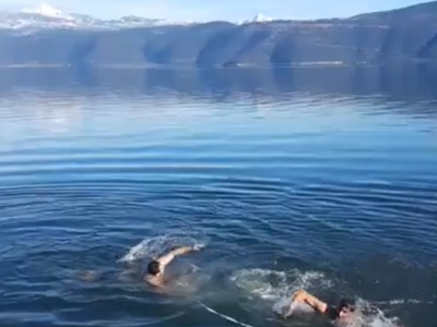 Δύο βουτηχτές τόλμησαν να πέσουν για τον...