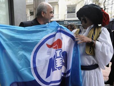 O «τσολιάς» της Ελληνοφρένειας αγκαλιά μ...