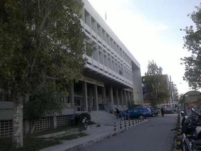 Πάτρα: Ο κόσμος ξεπαγιάζει και το κτίριο...