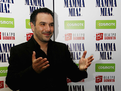 Ο Γρηγόρης Αρναούτογλου επιστρέφει με δί...