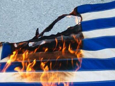 Πάτρα: Άγνωστοι έκαψαν την Ελληνική σημα...