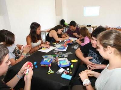 Τα παιδιά δούλεψαν με χαρτονια, μολύβια,...