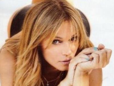 Γίνεται 43 σήμερα και ποζάρει με μπικίνι...