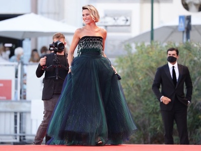 Η Αννα Φολιέτα με Armani