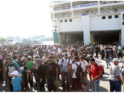 Άλλοι 2500 πρόσφυγες στο λιμάνι του Πειρ...