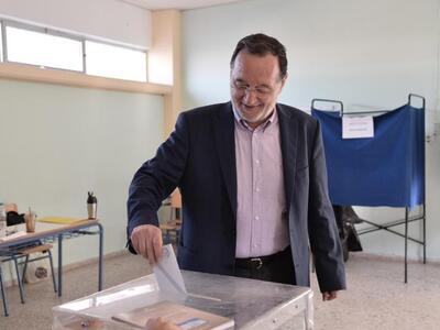 Με χειροκροτήματα και το σήμα της νίκης ...