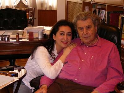 Η Αλεξάνδρα Γκάβρας στη φωτ. με τον Μίκη...