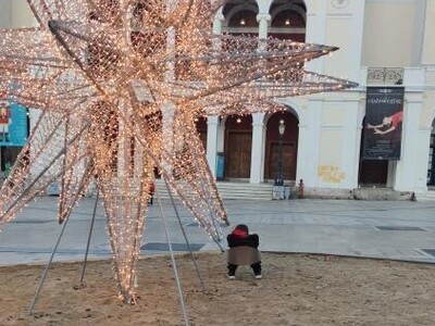 Πάτρα: Πιτσιρικάς κάνει την ανάγκη του σ...