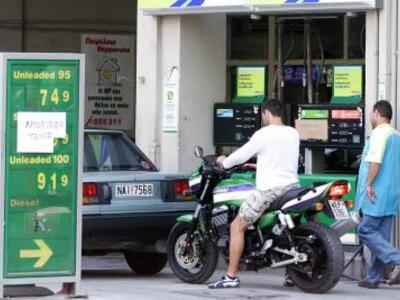 Στα ύψη η βενζίνη, ενώ η κυβέρνηση ετοιμ...