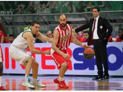 Ένταση και εισβολή οπαδών στο ντέρμπι τη...