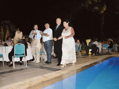 Το ζευγάρι και δίπλα του ο Βασίλης Λόντο...