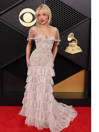 Σαμπρίνα Κάρπεντερ με custom Valentino 