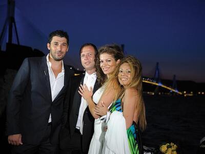 Οι νεόνυμφοι με τους κουμπάρους τους Παν...