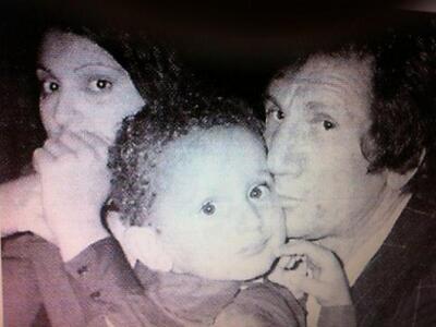 Ο Χρήστος Μενιδιάτης μωρό, στην αγκαλιά ...