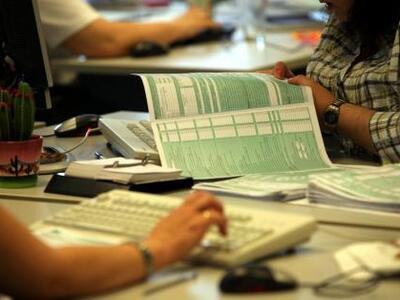 Όλες οι αλλαγές στη φορολογία: Τι περιμέ...