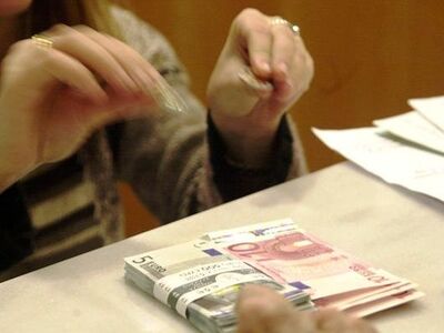 Ένα ζευγάρι - σκέτη απάτη παρασύρει ηλικ...