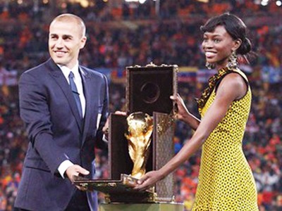 Η ειδική θήκη του τρόπαιου έκανε την... ...