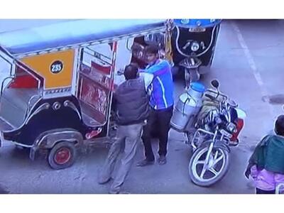 Του πέταξε τούβλο στο κεφάλι και τον σκό...