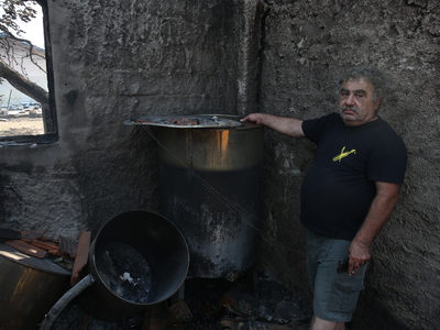 Ο Γιώργος Μαρόπουλος δείχνει την κατεστρ...
