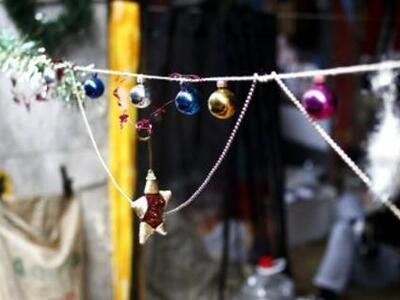 Συγκλονίζει ο άστεγος που έβαλε χριστουγ...