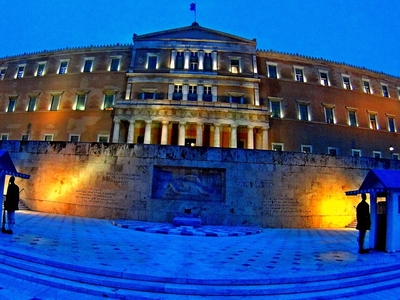 65χρονος πέταξε γκαζάκι στο προαύλιο της Βουλής