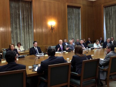 Ποιοι Υπουργοί μετακινούνται ποιοι βλέπο...