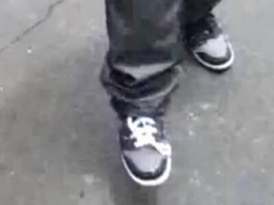 Απίστευτο κόλπο: Δένει τα παπούτσια του ...