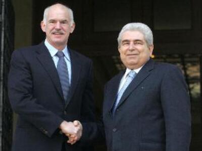 Ο Παπανδρέου ενημέρωσε Χριστόφια για τις...