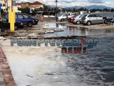 Πρέβεζα: "Άφρισε" η θάλασσα στ...