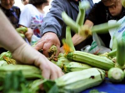 Στα σκουπίδια το ένα τρίτο των τροφίμων παγκοσμίως