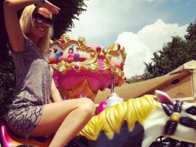 Η Νάντια Μπουλέ καβάλησε το... αλογάκι! 