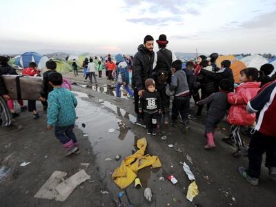 Πρόσφυγες κατέλαβαν τη σιδηροδρομική γρα...