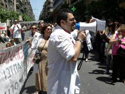 Στους δρόμους και οι νοσοκομειακοί γιατρ...