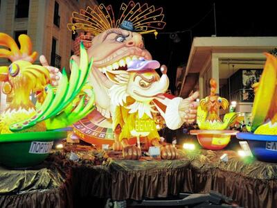 Πάτρα: Ξεκίνησε η νυχτερινή παρέλαση- Χι...