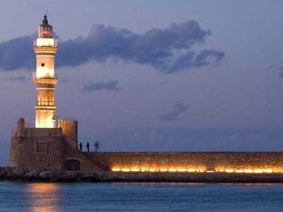 Χανιά: Γυμνοί τουρίστες έκαναν βουτιές σ...