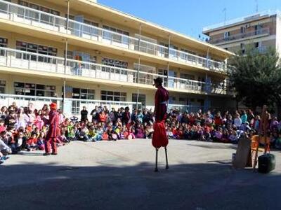 Πάτρα: Τσίκνα και ζογκλέρ στο 19ο Δημοτικό Σχολείο