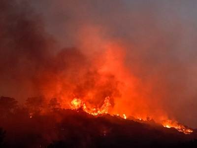 Σάμος: «Μάχη» για να ελεγχθεί το πύρινο ...