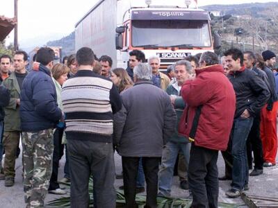 Σταθερά στην Εθνική οδό οι αγρότες της Α...