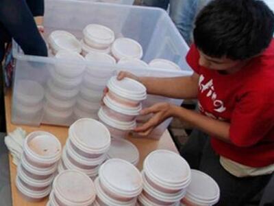 Συσσίτια με ...φρουτοσαλάτες και γαλακτο...