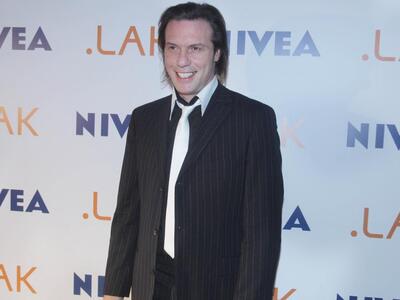 Ο Στράτος Τζώρτζογλου σχεδιάζει...κοσμήμ...