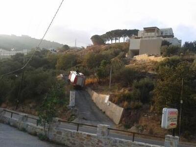 Κρήτη: Σφήνωσε ανάμεσα σε δύο τοίχους 