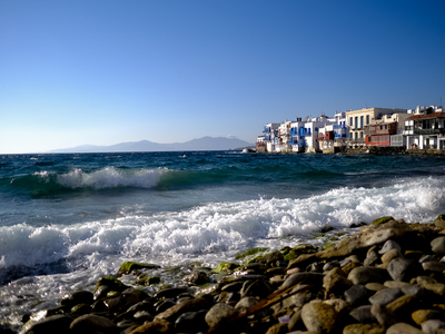 Μύκονος: Εστιατόριο σερβίρει τους πελάτε...